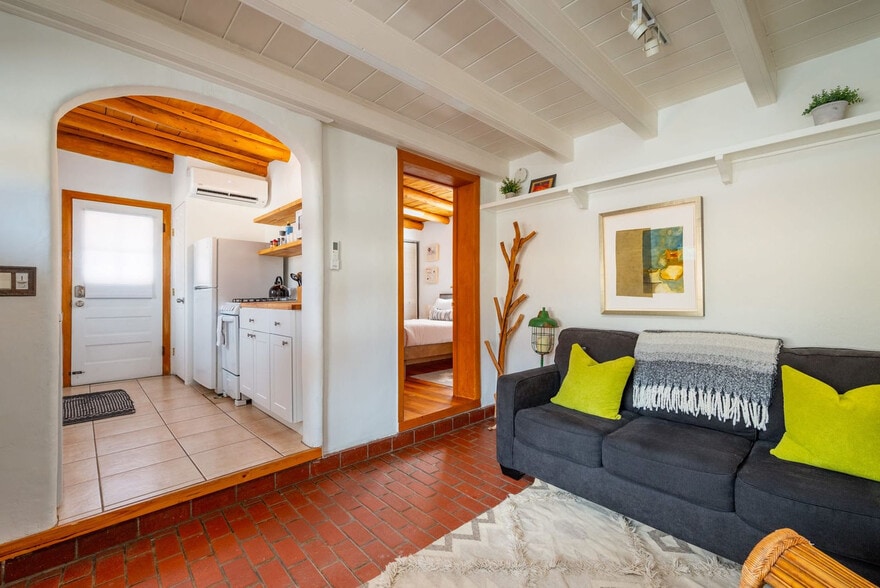 Building Photo - 616 1/2-721 Galisteo St