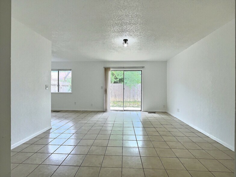Building Photo - 1543 E 66th Plz