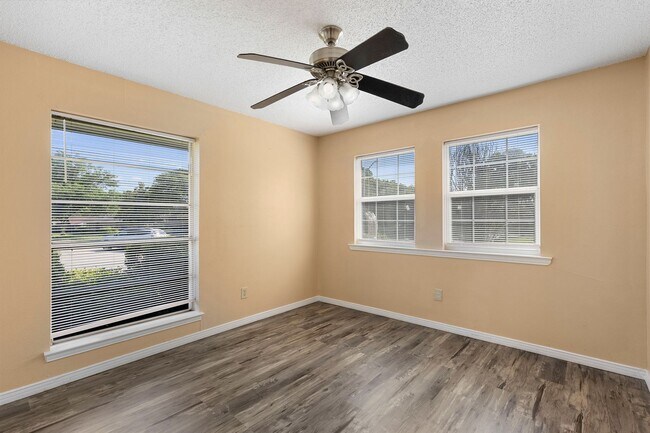 Building Photo - Charming 3-Bedroom, 3-Bathroom Home with S...