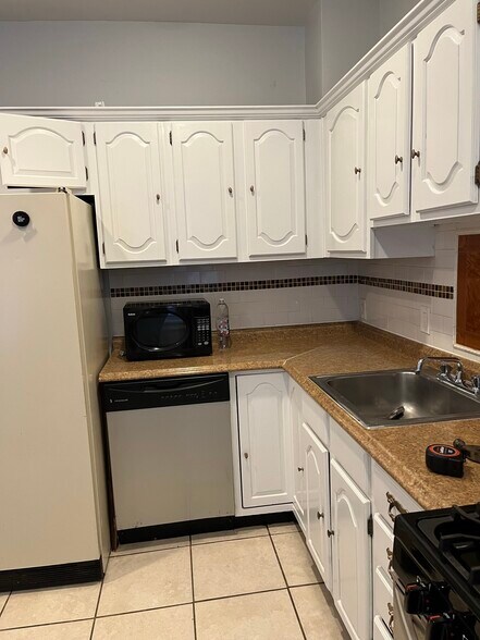 kitchen w/stainless steel fridge and dishwasher - 263 West Rittenhouse Street