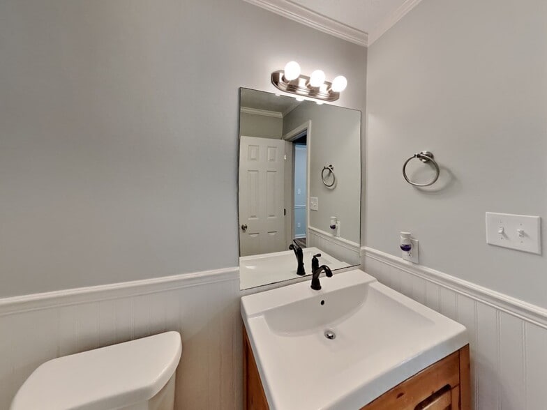 Building Photo - 245 Princeton Way