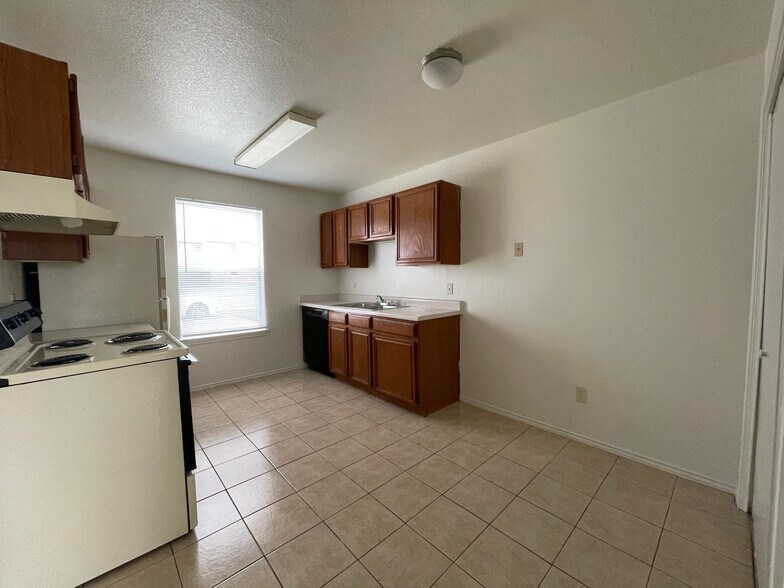 Building Photo - 1712 Benttree Dr