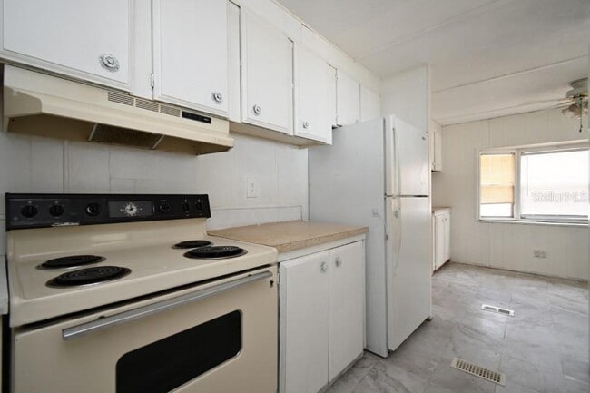 Building Photo - 34904 Fraser St