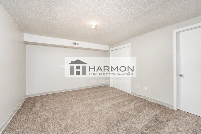 Building Photo - 3153 S Pinecrest Ave