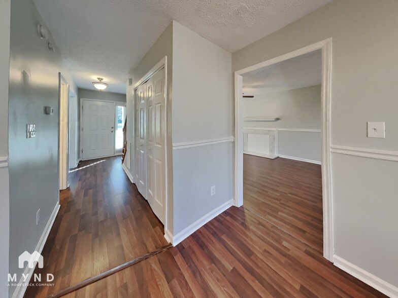 Building Photo - 904 Estelle Ct