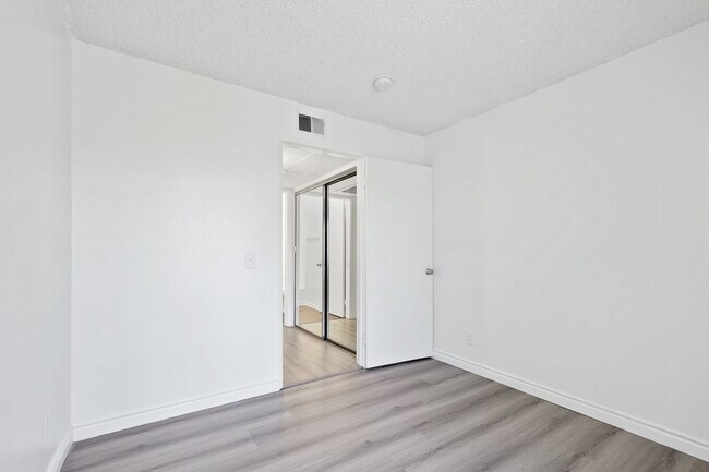 Building Photo - Updated 2BD/2BA Apartment IN SYLMAR