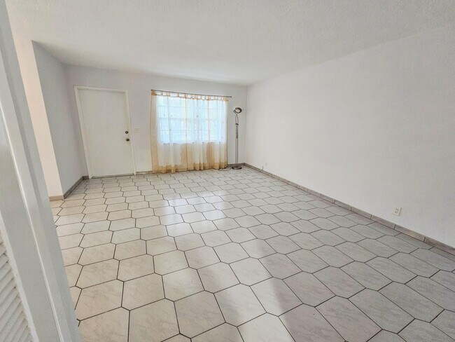 Building Photo - 501 Blue Heron Dr