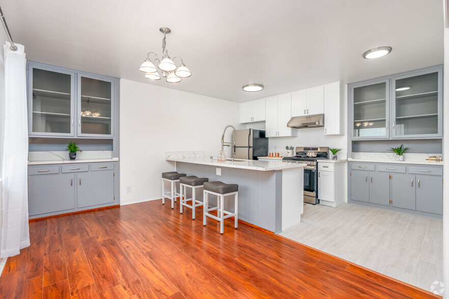 2BR, 2BA - 1,100SF - Dining Room - 325 E Stocker St