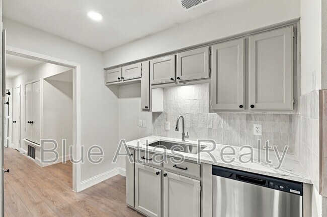 Building Photo - 116 Maple St