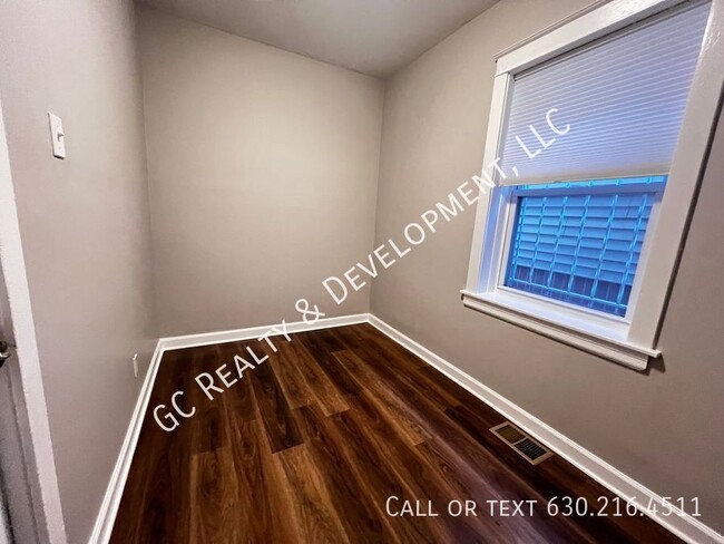 Building Photo - 1439 N Artesian Ave