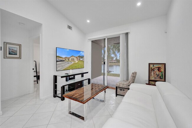 Building Photo - 5514 SW 28th Terrace