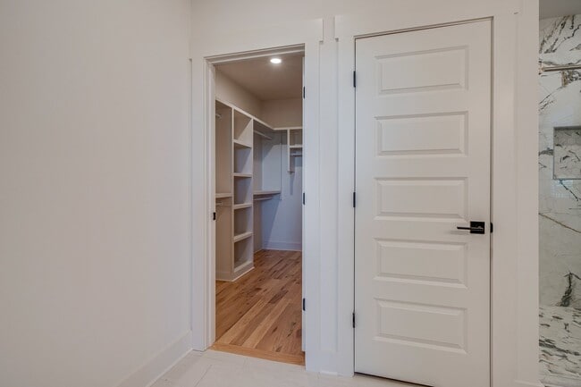 Building Photo - Stunning 4-Bedroom Nashville Home with Granite Countertops, Hardwood Floors, and Fireplace!
