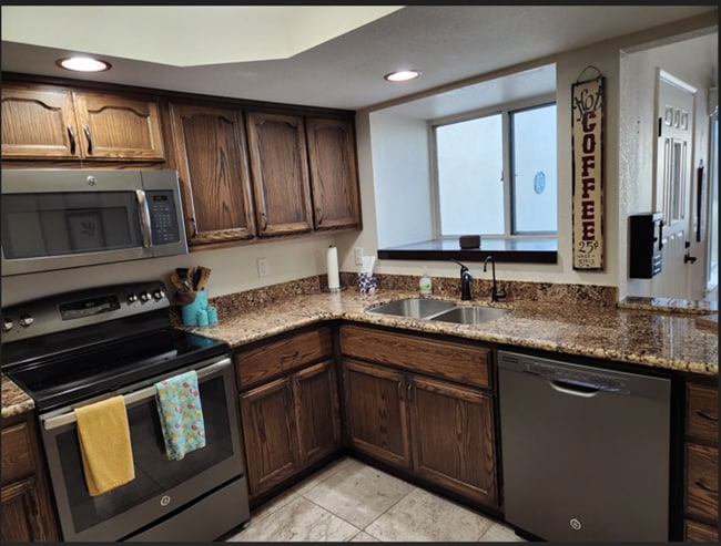 Building Photo - Furnished - 2 bed / 1.5 Bath Available for...