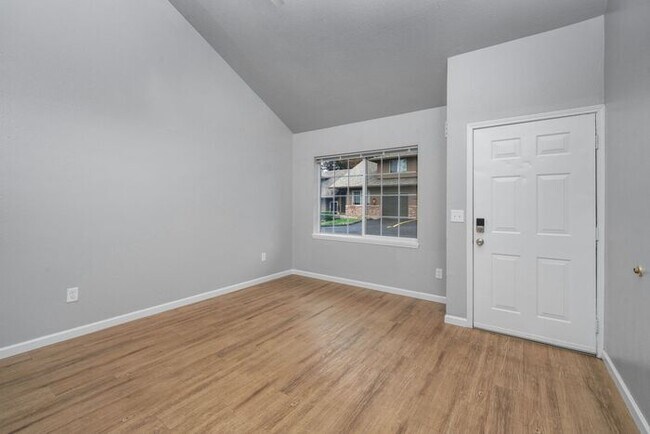 Building Photo - Large 2 bed 1.5bath townhouse