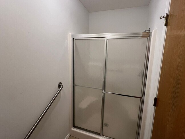 Building Photo - Duplex in Ozark!