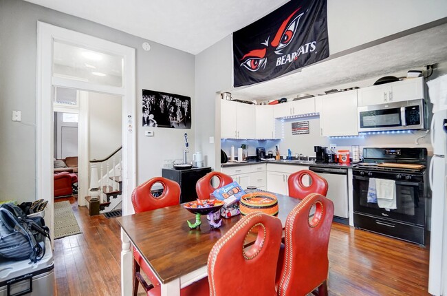 Building Photo - Clifton House For 2026-2027!