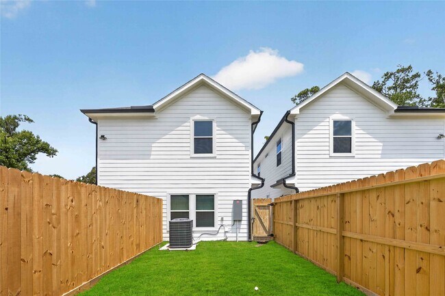 Building Photo - 8208 Sterlingshire St