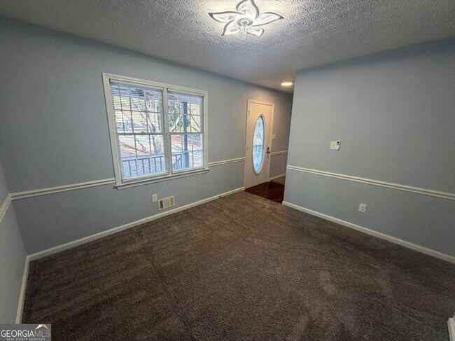 Building Photo - 212 Regal Way W