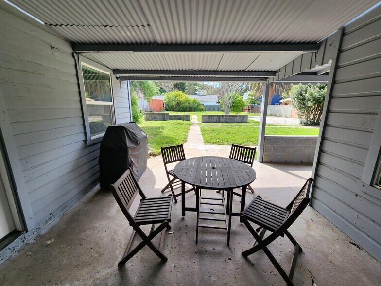 Building Photo - 9682 Sunland Blvd