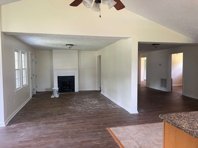 Building Photo - Very Nice 4 bedroom near Tri Cities Airpor...