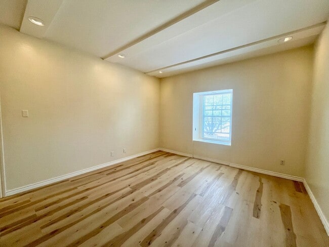 Building Photo - 2/1 Alamo Heights Condo ~ Freshly Remodele...