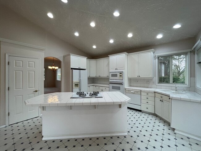 Building Photo - Clackamas Ranch 3 bedroom 2 bathroom - W/D...