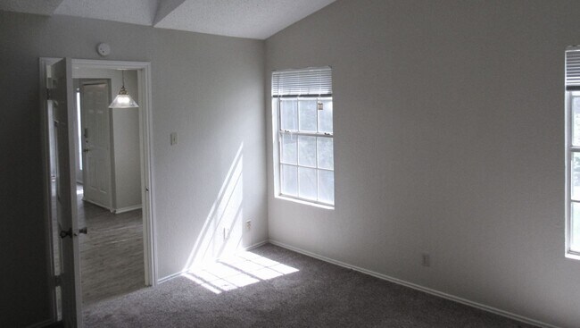 Building Photo - Amazing Lakeway Duplex!