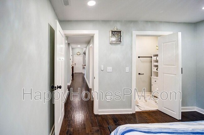 Building Photo - 2011 N Hwy 17