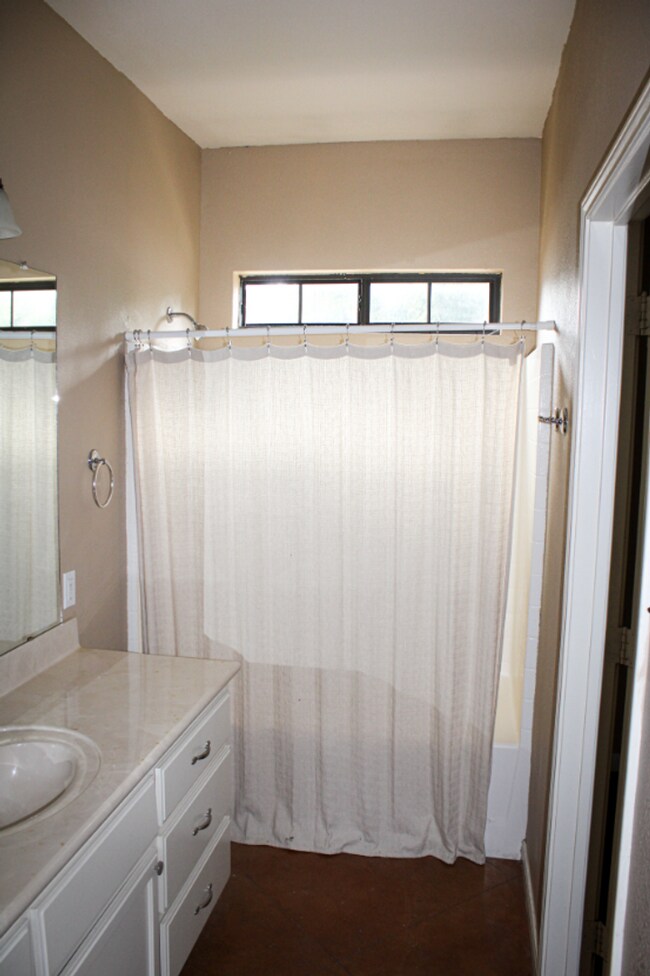 Building Photo - 208 Garden Dr