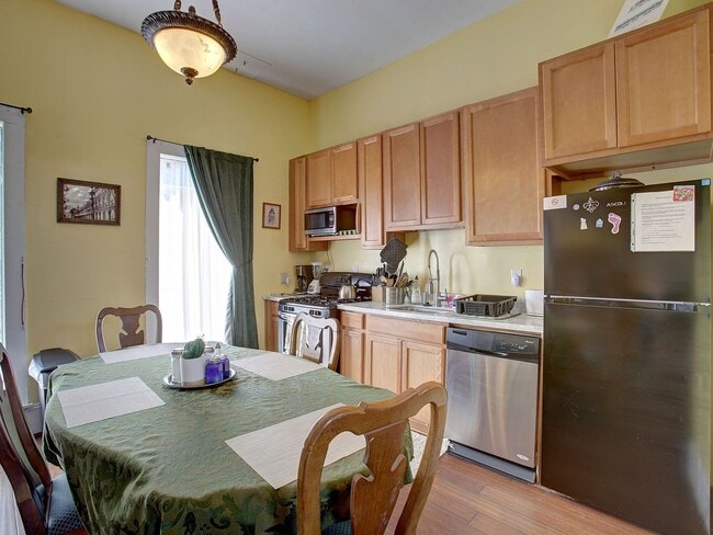 Building Photo - 617 Lyons St