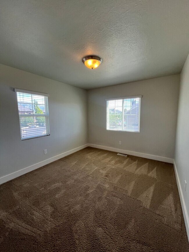Building Photo - Spacious 3 Bed, 2.5 Bath Townhome in Pleasant Grove