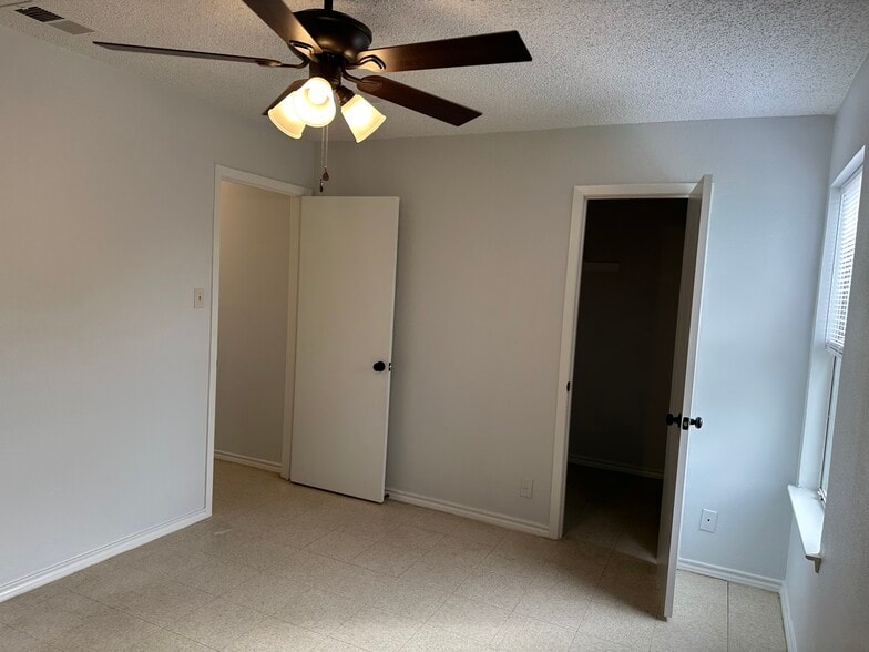 Building Photo - 6303 Waddesdon Wood