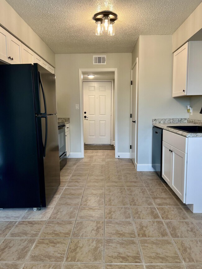 Building Photo - 1815 E Lindsey St