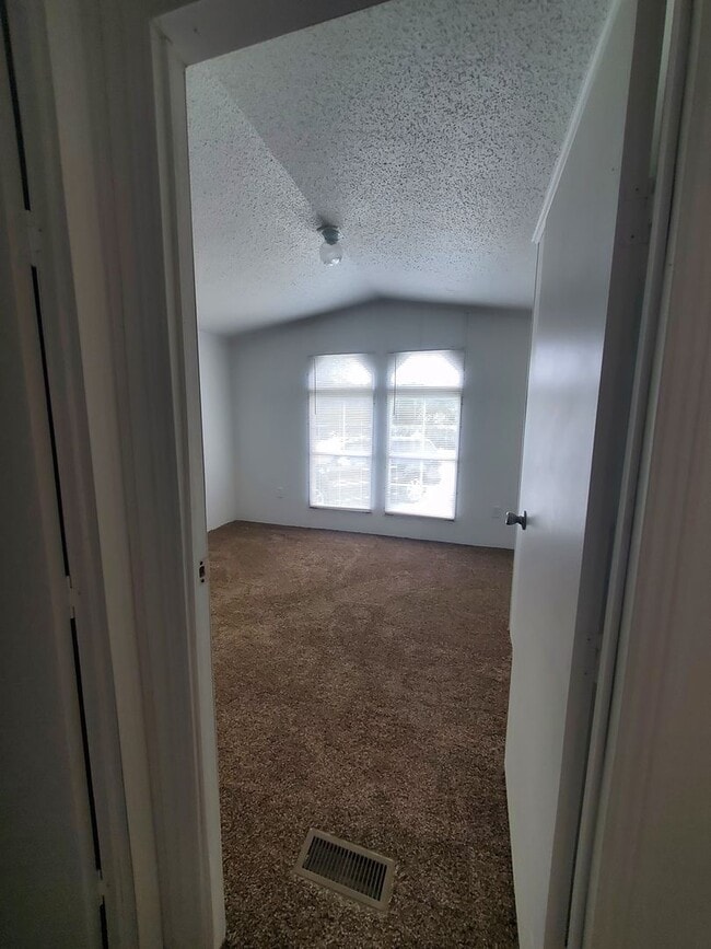 Building Photo - Ready to Move in