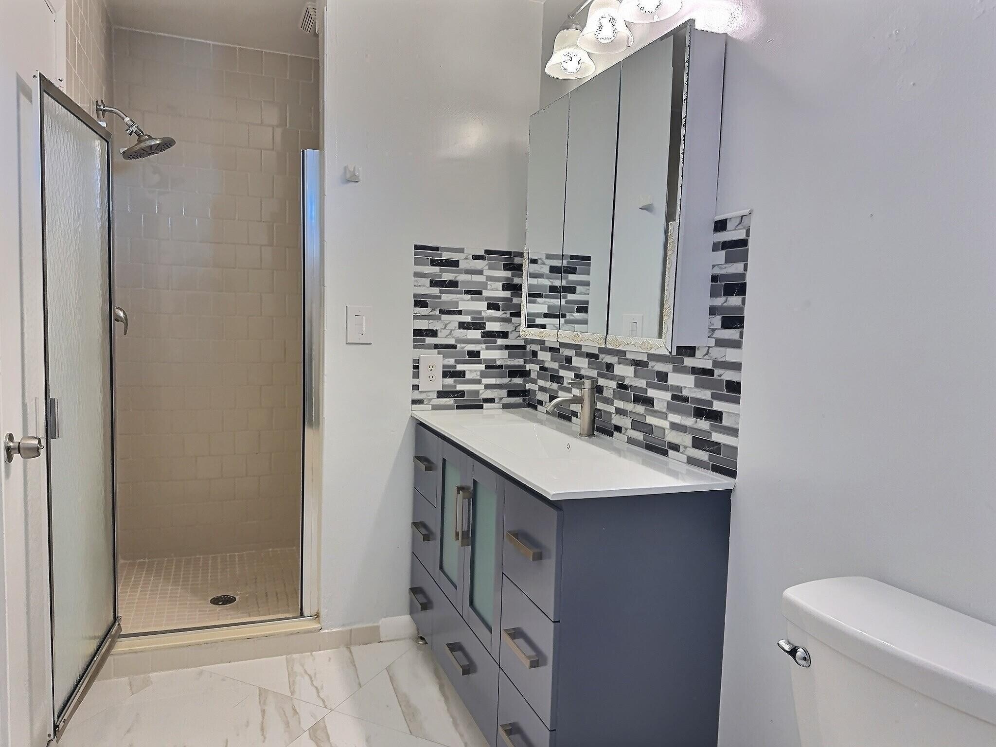 Building Photo - 2652 Riverside Dr