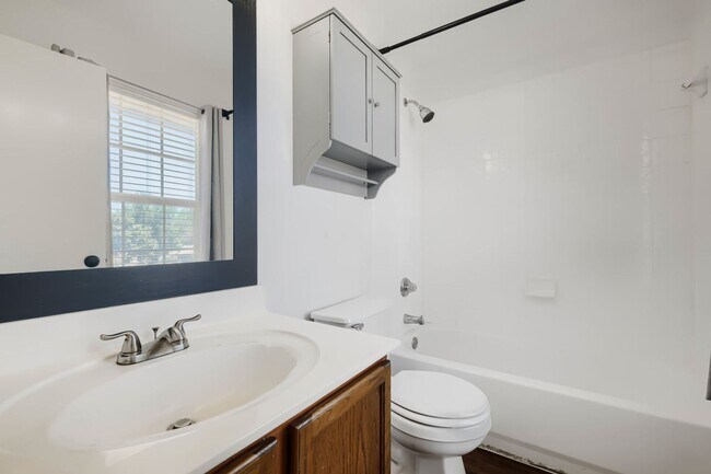 Building Photo - 5635 Midcrown Dr