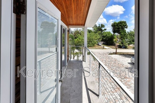 Building Photo - 2066 Roselawn St