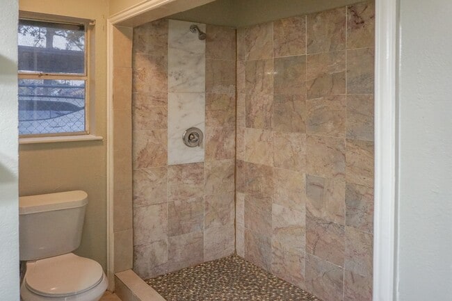 Building Photo - 8521 Woodlyn Rd