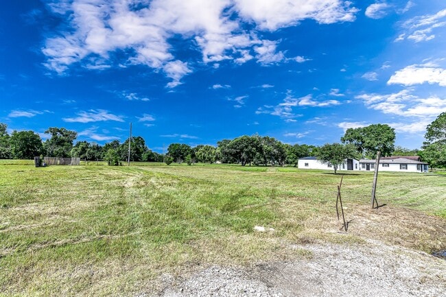 Building Photo - 215 Little Dogie Rd