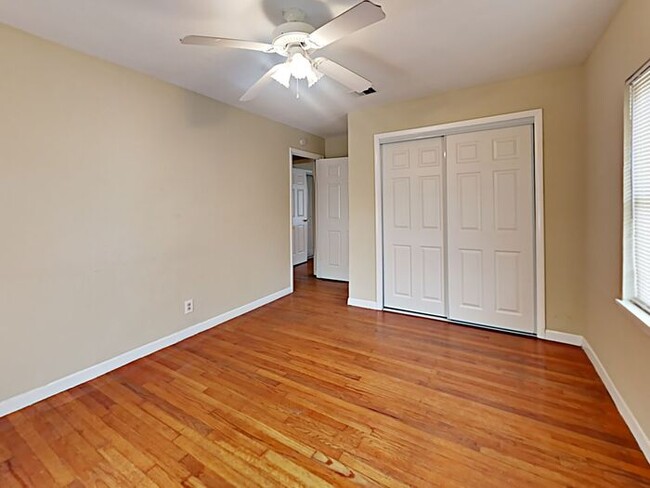 Building Photo - No Application Fees* 1 Month Free Rent w/m...