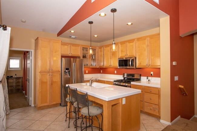Building Photo - *REDUCED DEPOSIT* Beautiful 2 Bedroom / 2 ...