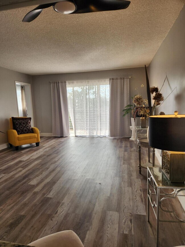 Building Photo - 2606 Garden Dr S