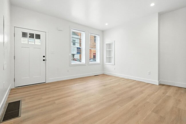 Building Photo - Downtown Sharpsburg New Remodel - 3 Bed, 2...
