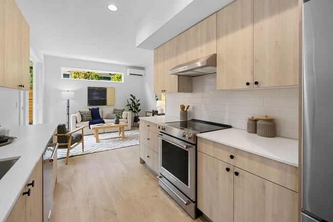 Building Photo - New Luxury Townhome in Seattle 3bed/2bath ...