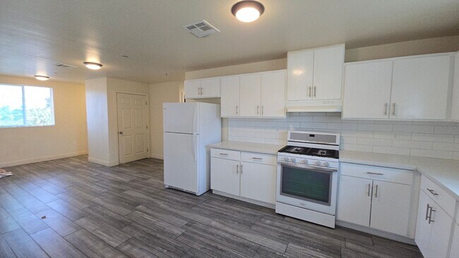 Building Photo - 71(439)