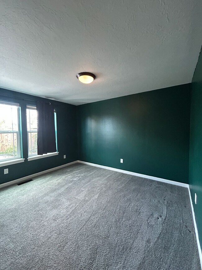 Building Photo - Corner Lot 3 Bed / 2 Bath Home with RV Parking – NW Redmond