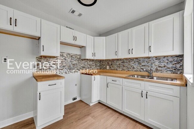 Building Photo - Charming Home with Modern Upgrades, No HOA! | Pet Friendly