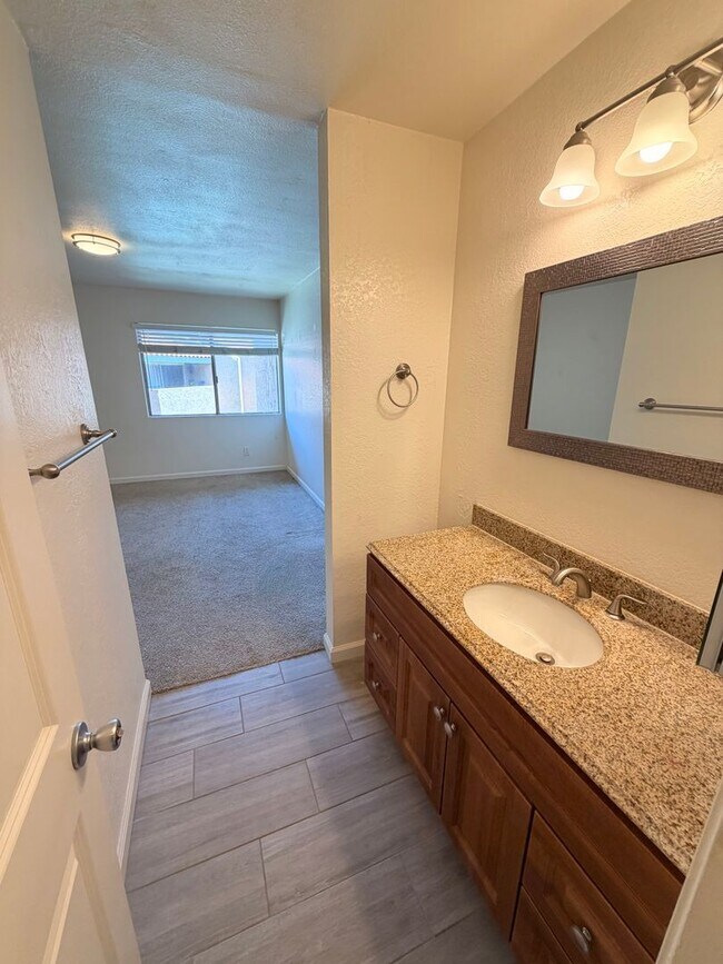 Building Photo - Updated 2 Bed, 2 Bathroom Condo For Rent w/ Parking! - South Coast Metro