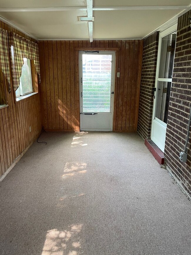Building Photo - 3 BEDROOM, 1.5 BATH IN PENN HILLS - MOVE-I...