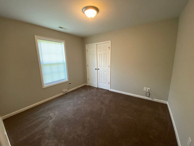 Building Photo - Move-in Ready!